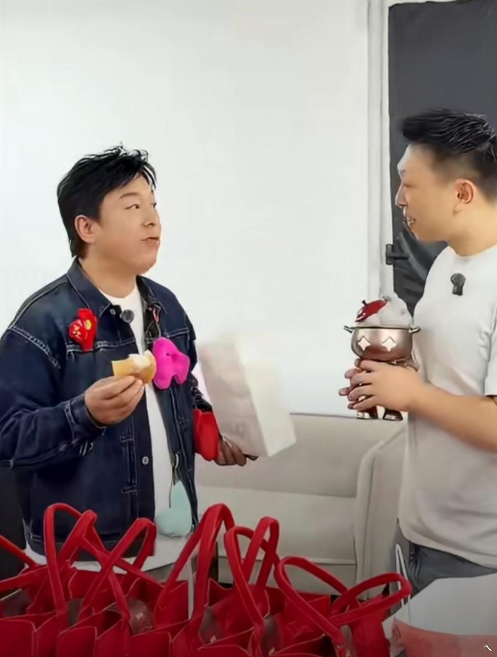 黄渤这波属于是“借花献佛”。利用两档节目都在上海的便利，把《天才厨人》的美味复制