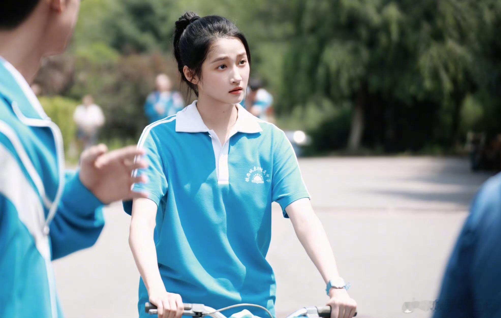 贾乃亮看黄景瑜新剧看哭了 剧中角色的情感互动，与我们生活息息相关，令人感同身受，