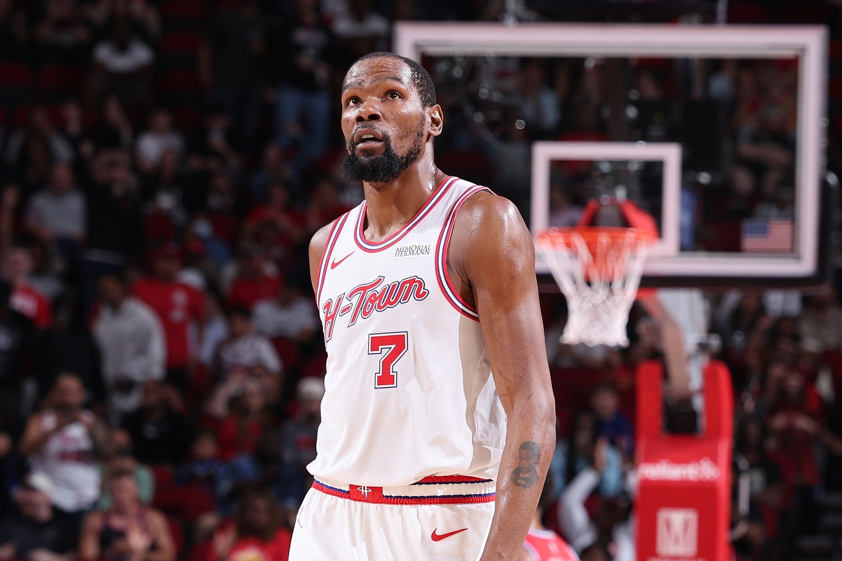 杜兰特在第一场因为膝盖受伤缺席，让这轮系列赛开始变得有趣起来。 