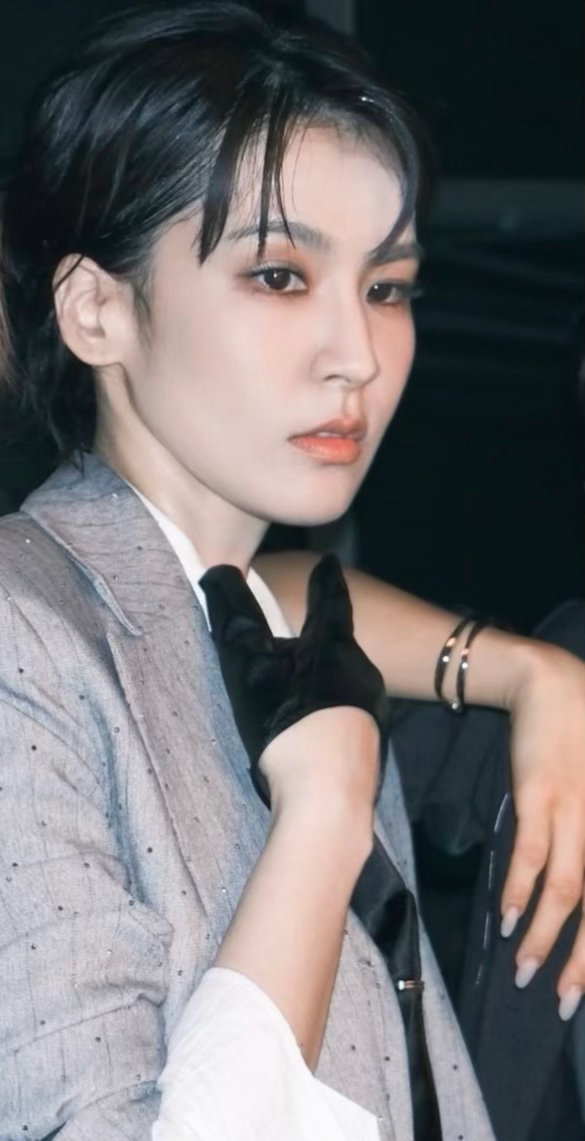 曾沛慈首本主流女刊封面曾沛慈值得，冠军待遇🈶曾沛慈