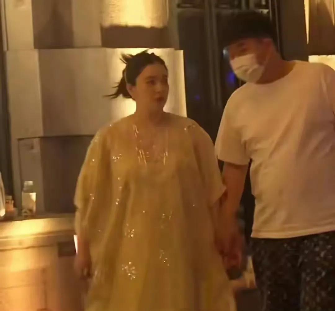 从'大海哥'到贴心老公：阚清子的孕肚幸福，这次终于靠岸了！
谁能想到，当年那个在