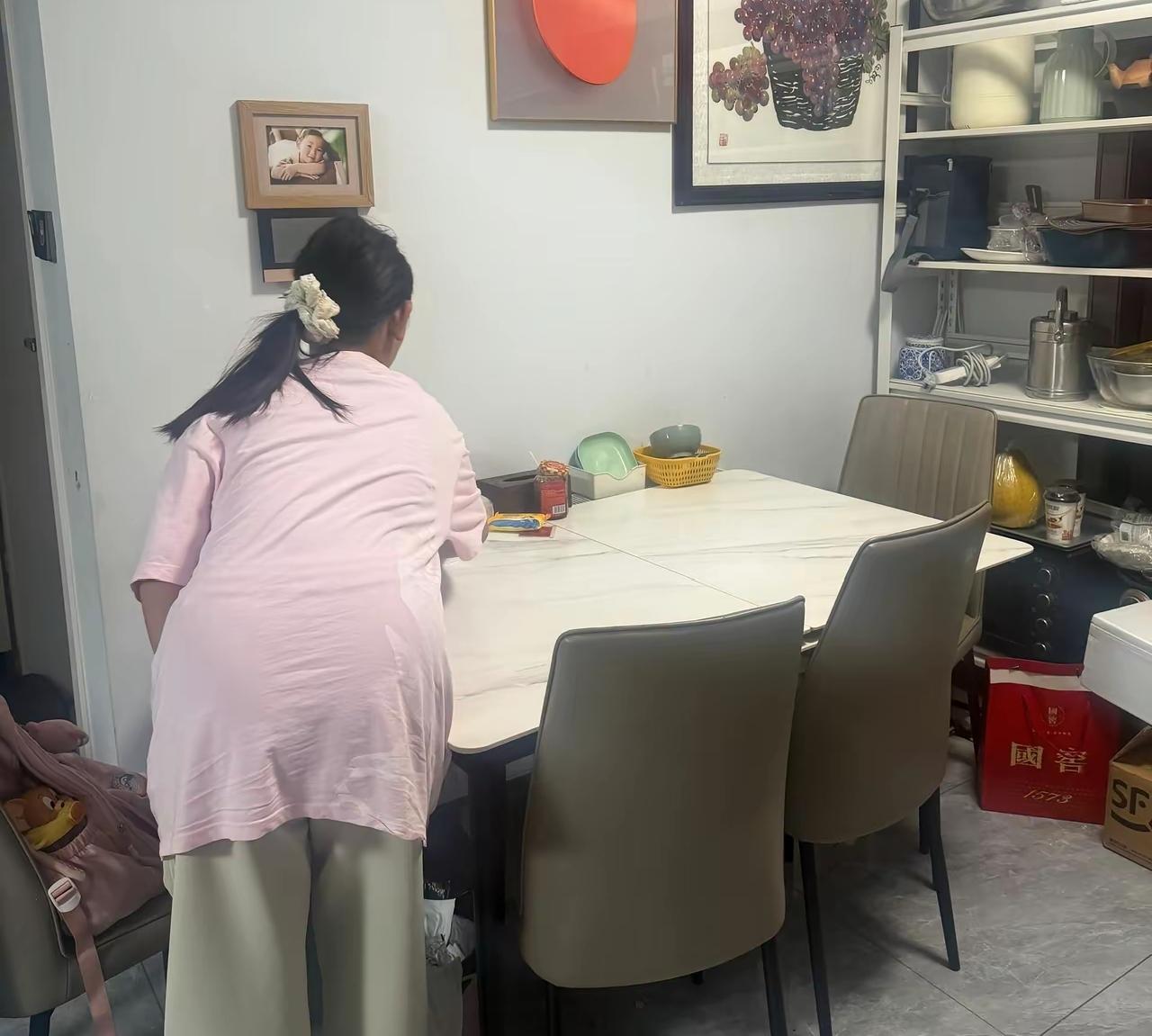 男的挣钱养家，女的家务活不沾，意思是男的还得干家务，你的学历、收入这些对男人有啥