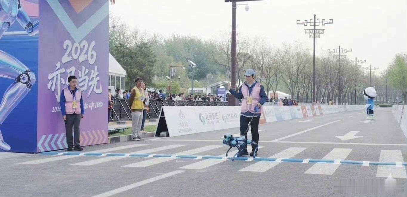 全球首个参加马拉松的机器导盲犬 在马拉松的现场，能够看到机器导盲犬带着视觉障碍人