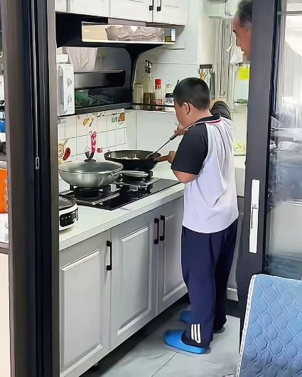 别人家公公对孙子是“含在嘴里怕化了”，我家公公走的是另一条路。暑假刚开始，三十多