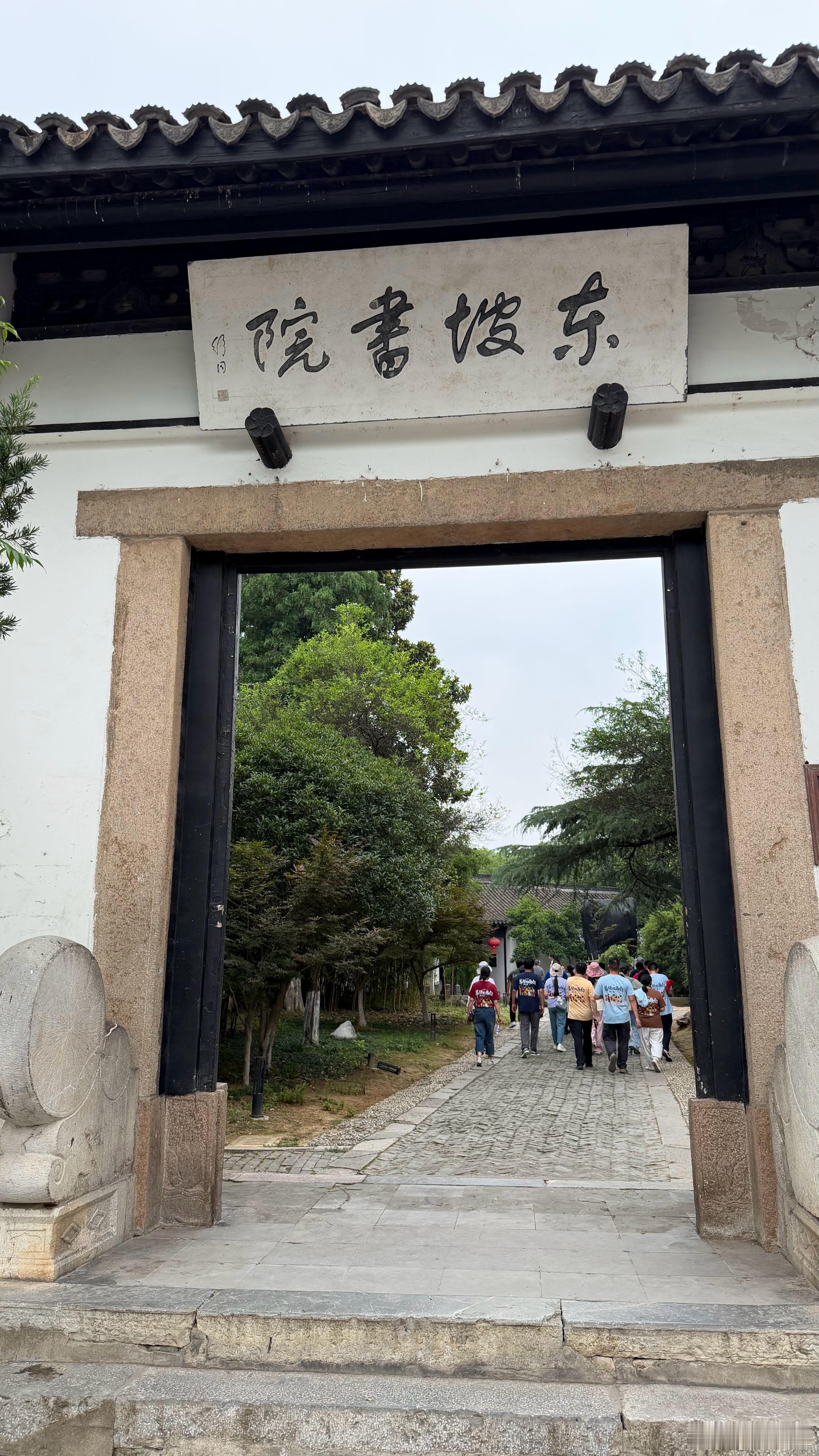 国内知名度最高、历史底蕴最深厚的两座古东坡书院，分别坐落于海南儋州与江苏宜兴。很