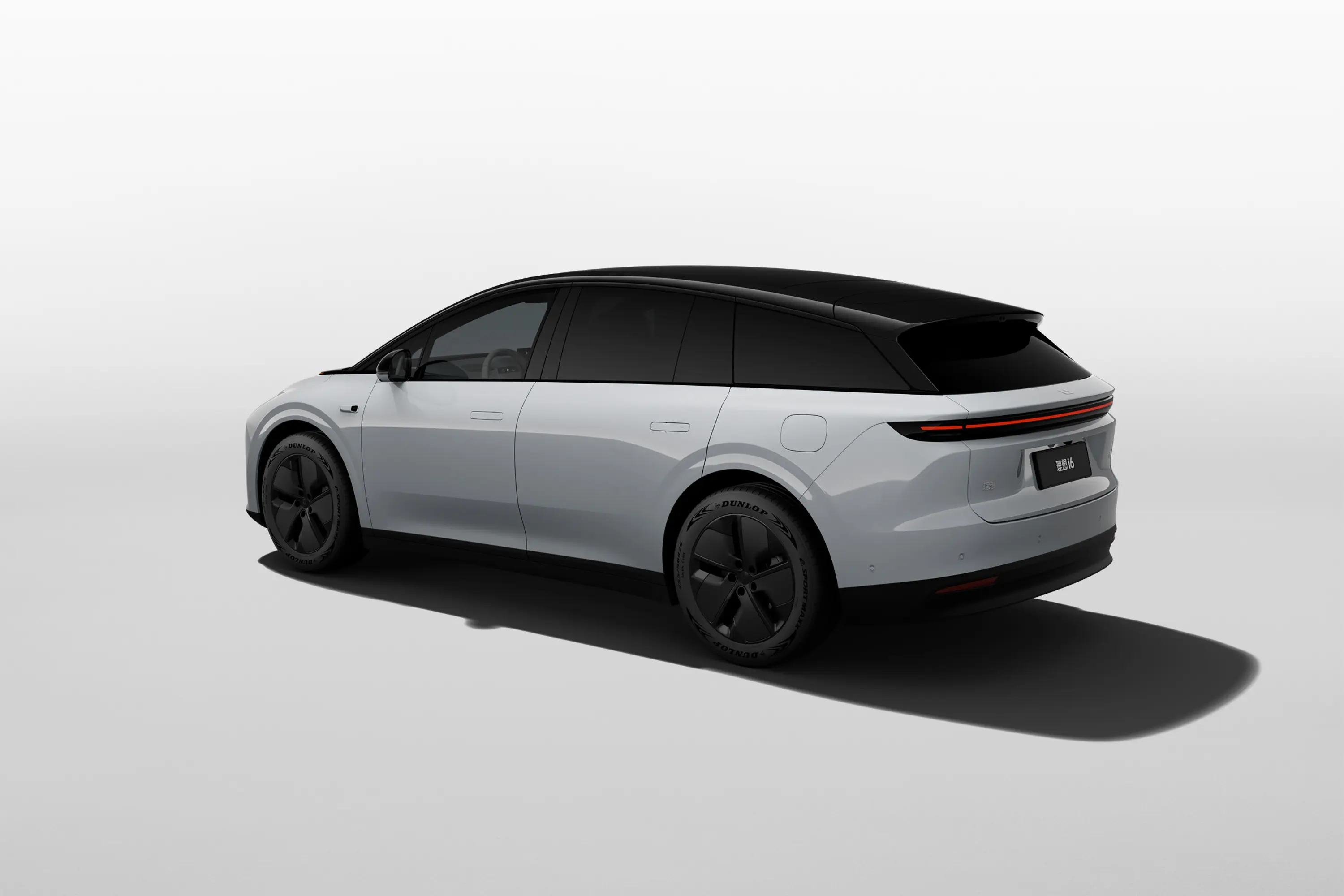 理想 i6 开了段时间，真心觉得家用选它挺省心的安全这块做得很扎实，给家人坐我特