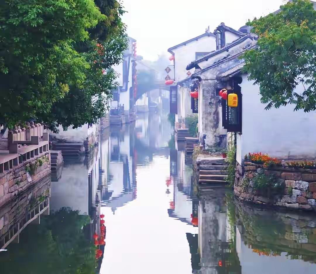 《浮生赋》

浮生若寄，渺沧海之一粟。晨光未晞，暮色已至。余观万物逆旅，百代过客
