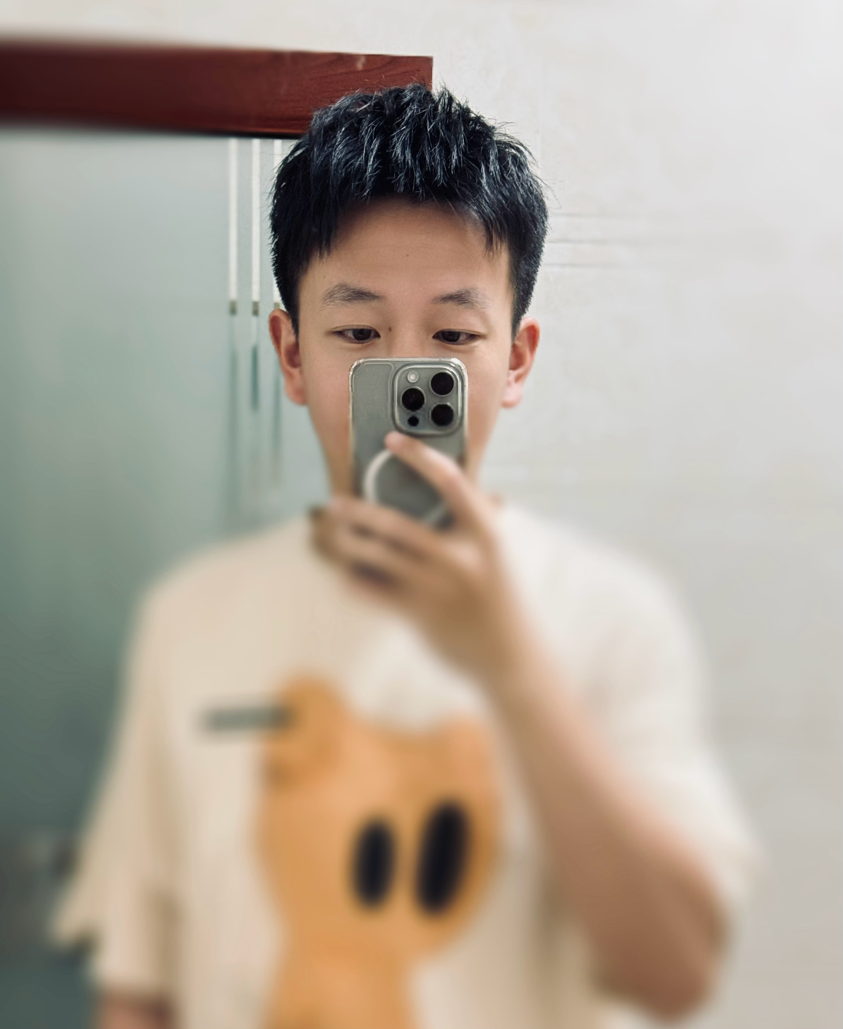 今晚去剪头发，理发师用手撩了一下我的刘海就说靓仔你的额头好高啊我：呵呵，是，我发