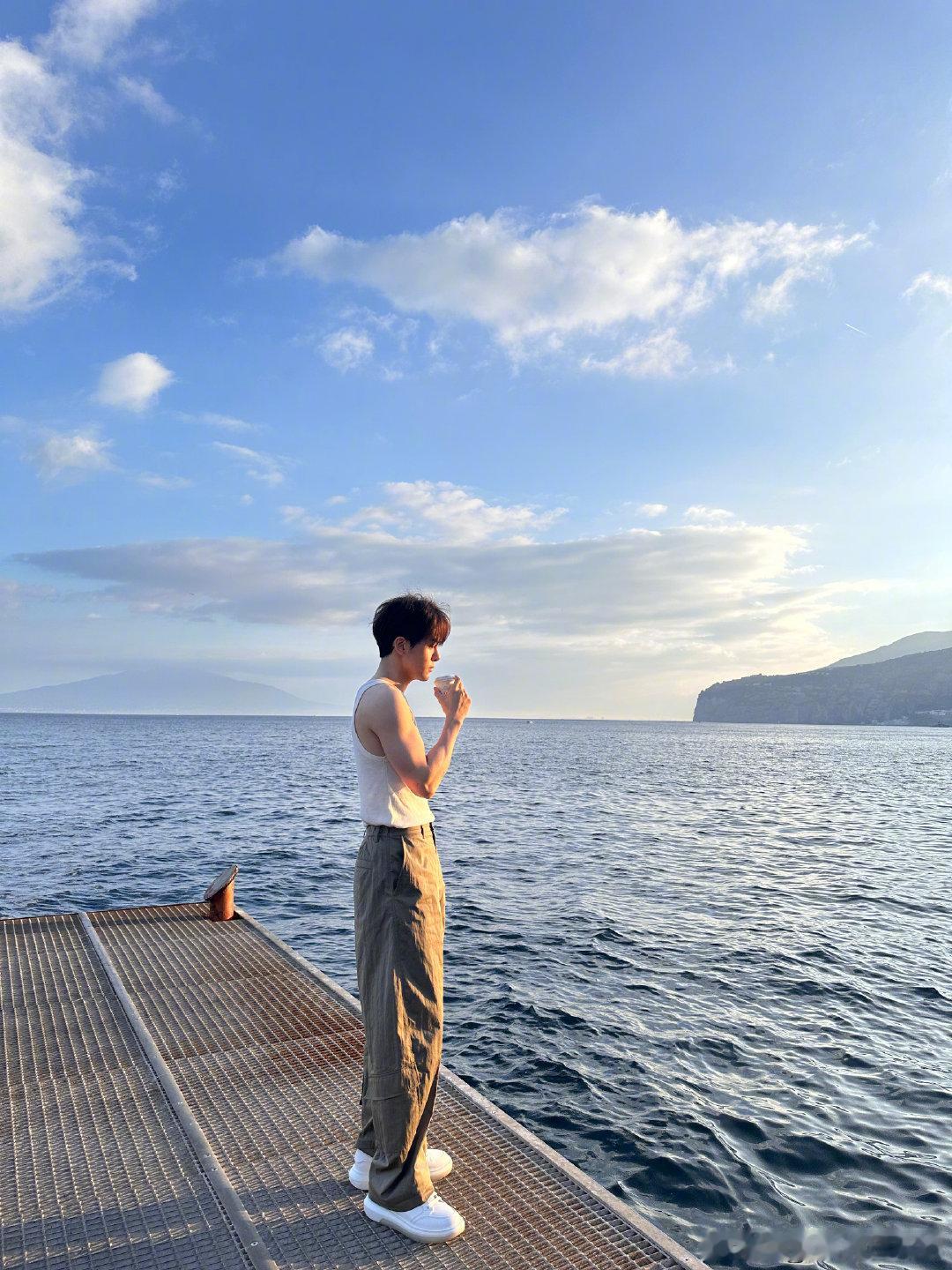 曾舜晞旅行背影照 曾舜晞发手机里的背影  曾舜晞发手机里的背影，是旅行背影照满分