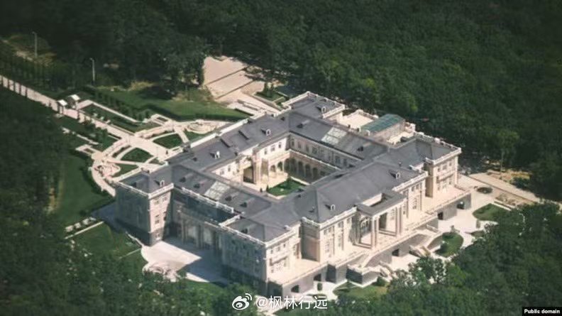 普京“宫殿”附近防空系统接连遭袭据《莫斯科时报》报道，乌军近日持续打击格连吉克附