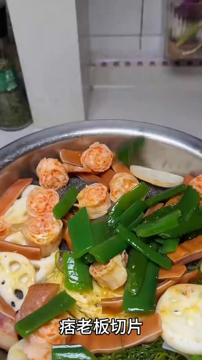 火鸡面、塑胶跑道、一排假牙、破抹布、二师兄耳朵、痞老板切片、溏心蛋、灵魂料汁。
