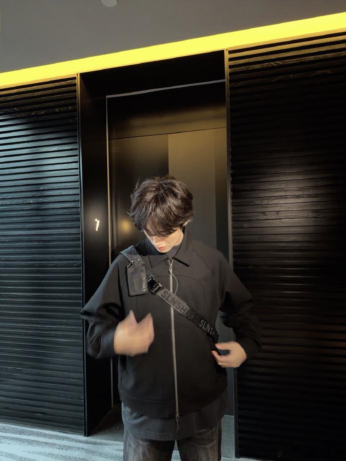 董思成帅到失语  董思成帅到失语，对着镜头比耶，歪头笑的那一刹那，真的是觉得好惊