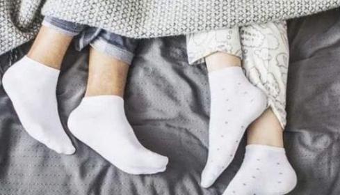 医生发现：天冷坚持穿袜子睡觉的脑梗病人，不用多久，或有5好处 

 
随着气温逐