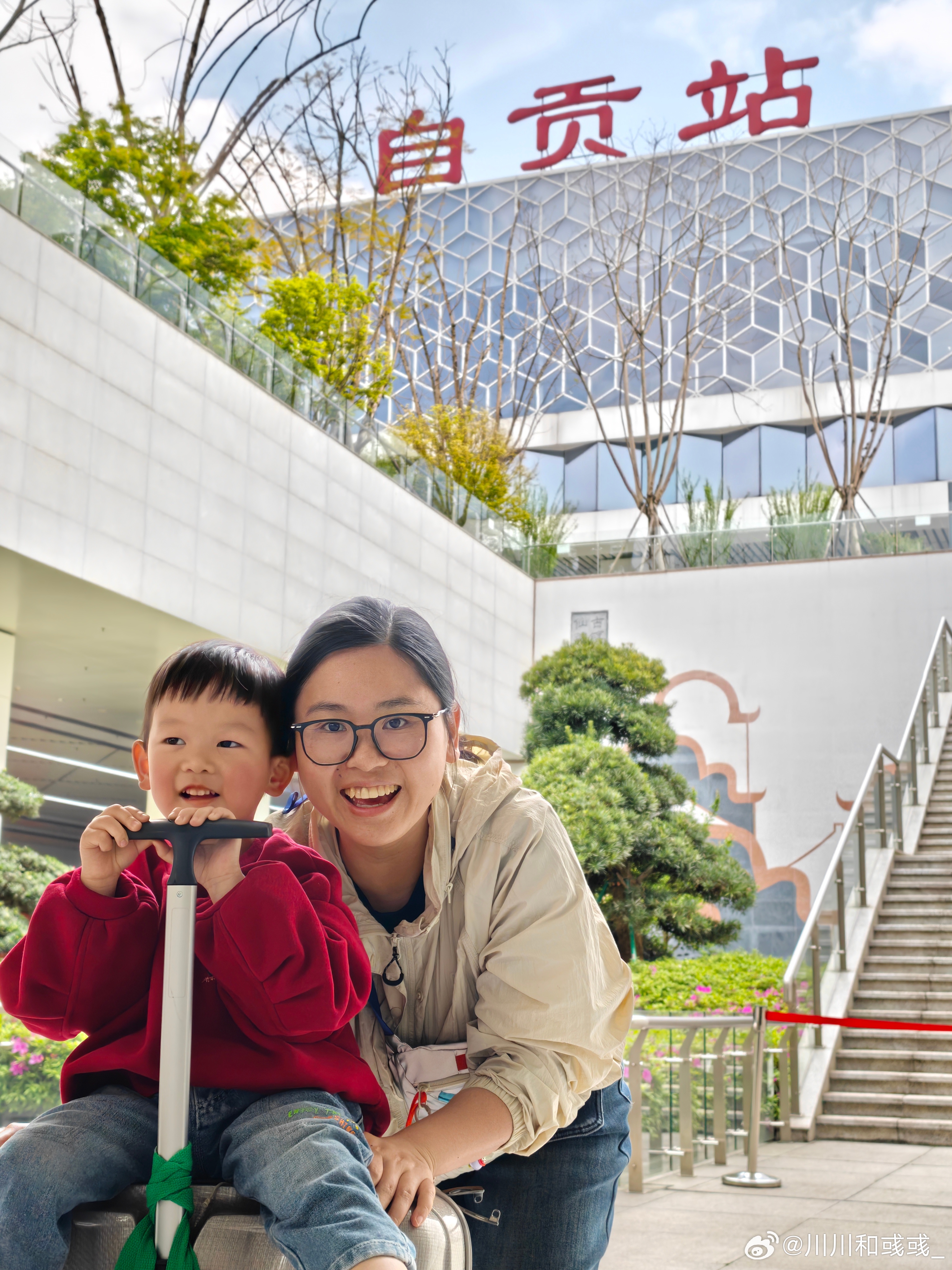 忘了说，我们到自贡看看灯会