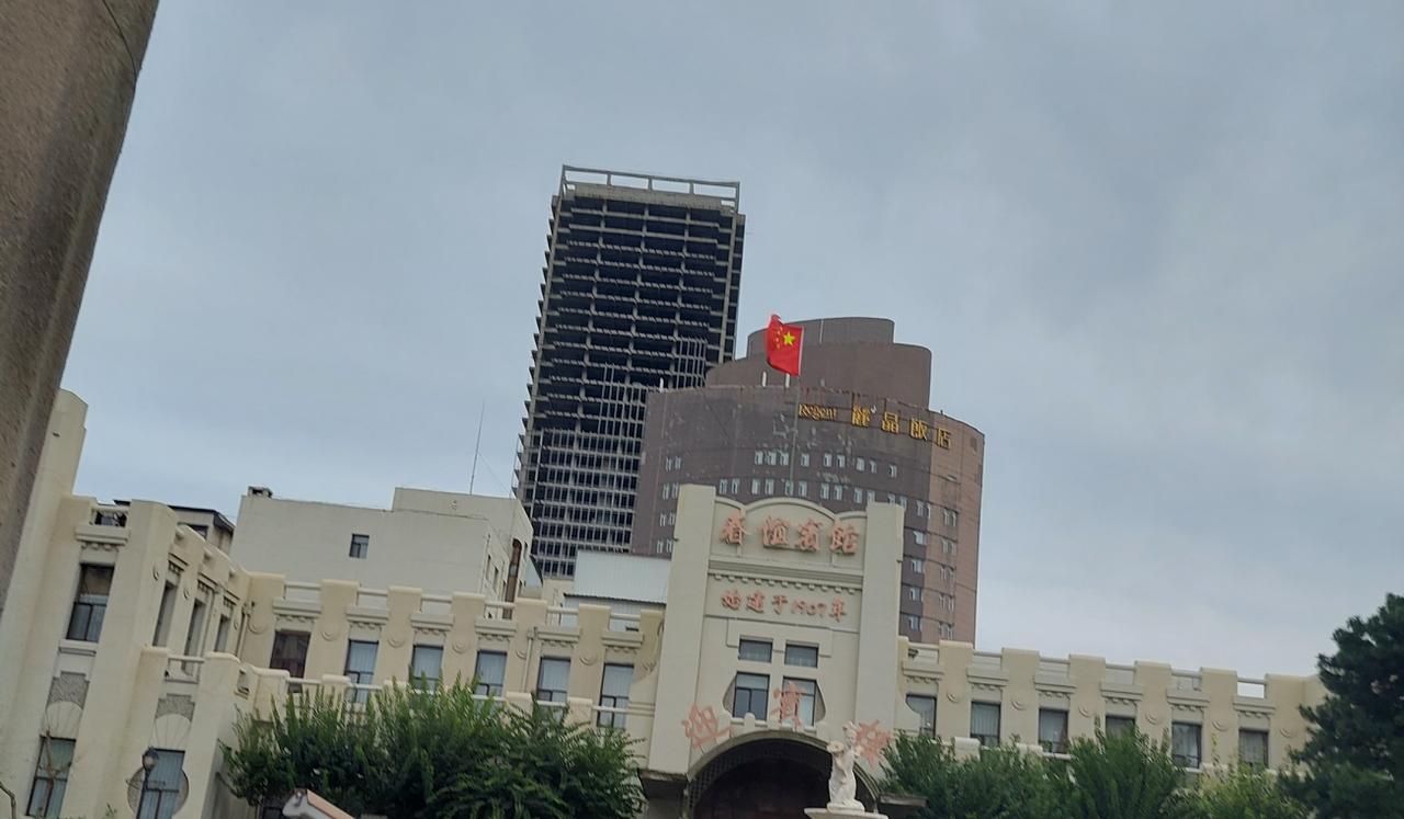昨天晚上 5 点 15 分，我和素老三在春谊宾馆碰面。

晚上天气依然特别好，我