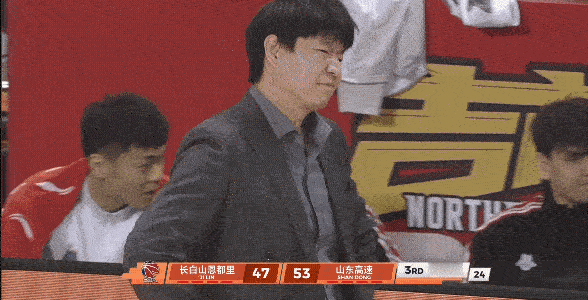 山东男篮今晚打的比赛一言难尽，半场2节拿下30分，结果第三节一下子拿到28分，到