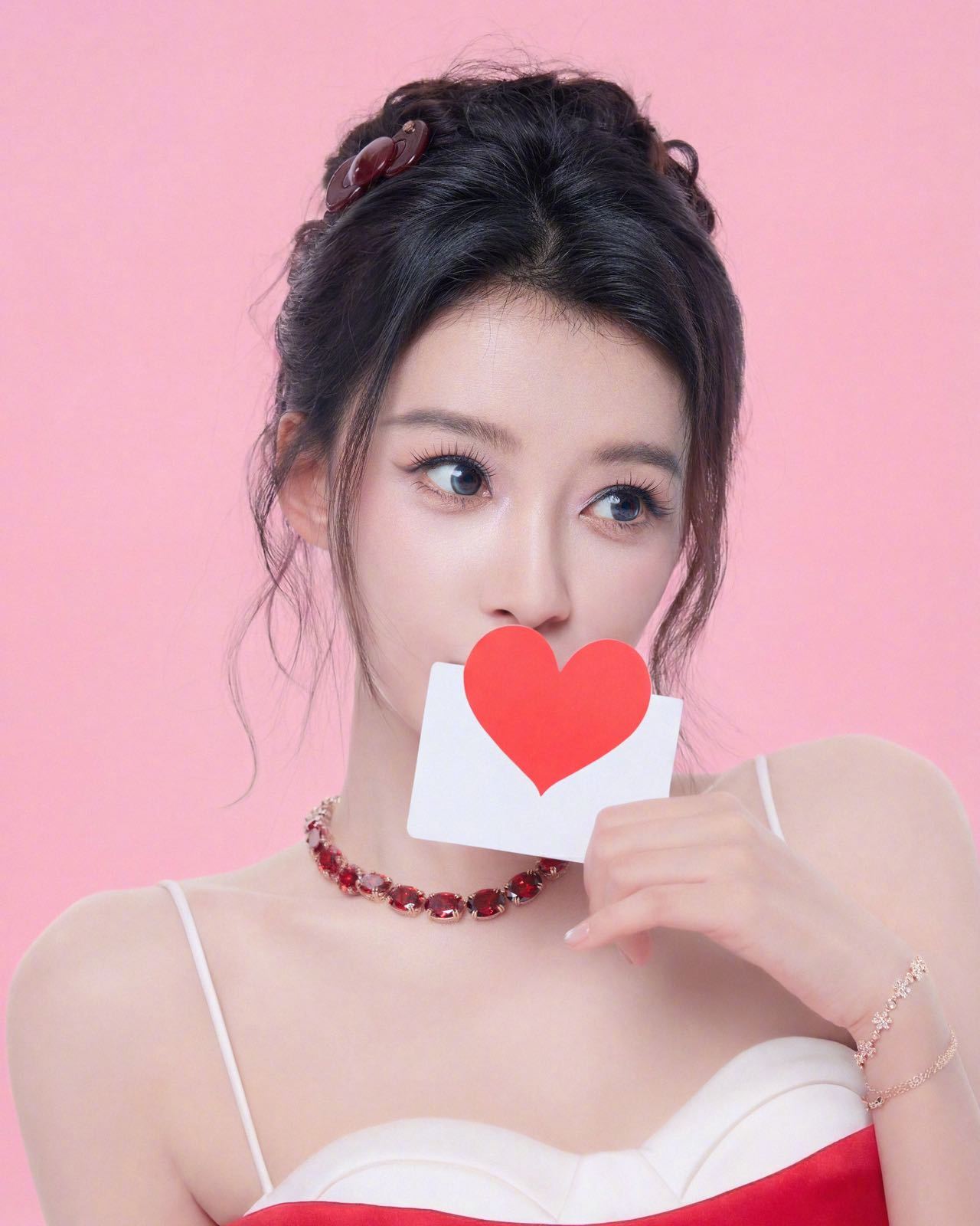 孙怡乘风2026造型图孙怡乘风2026初见面 很难不被这套红裙造型美到～裙子到鞋