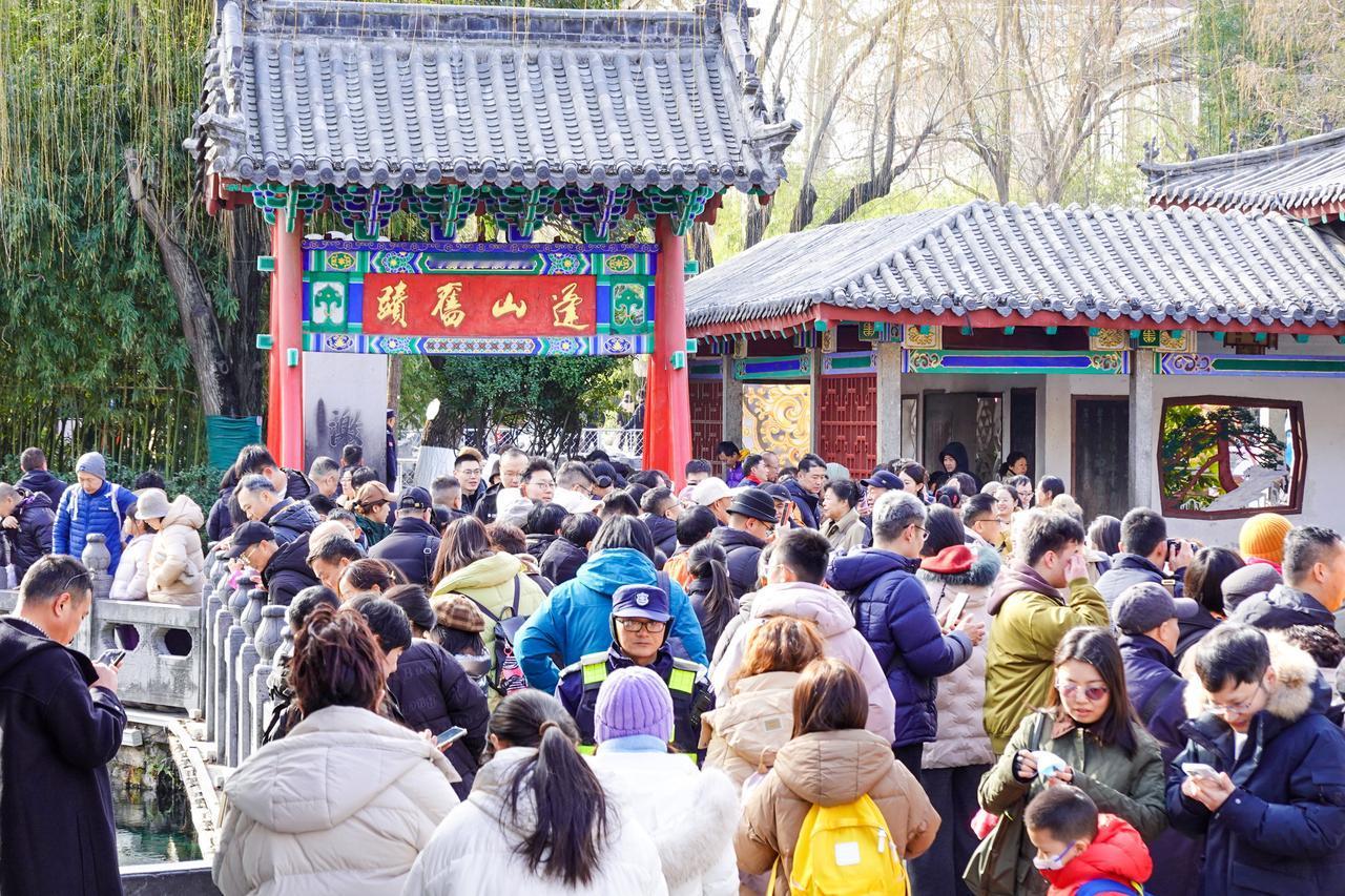 2月16日，农历新春除夕，天下第一泉风景区的趵突泉公园内热闹非凡。泉畔人头攒动，