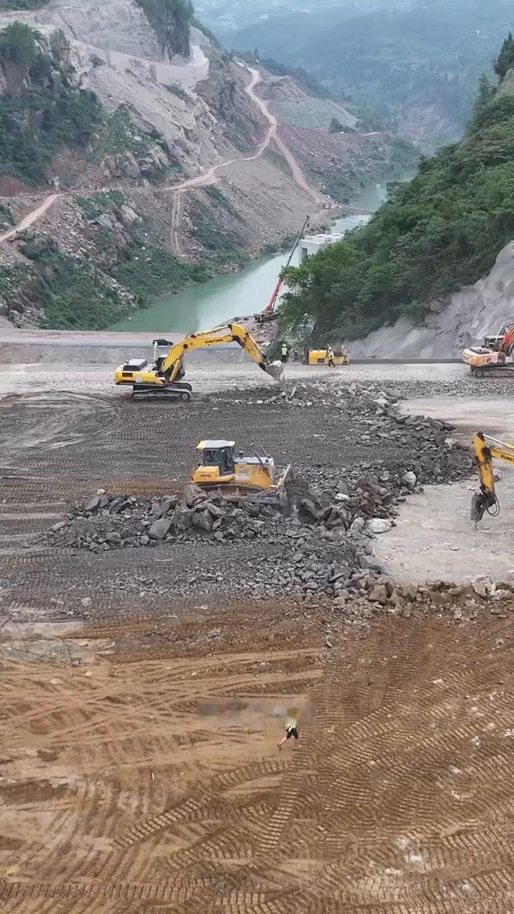 重庆在建最大的土石大坝：藻渡水库大坝。
重庆在建最大的土石大坝：藻渡水库大坝，位