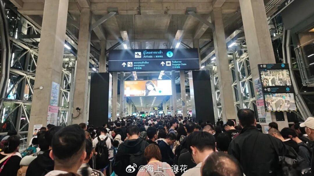 泰国机场凌晨堵满中国人春节假期大批国人开启“人从众”模式，候机大厅排队一眼望不到