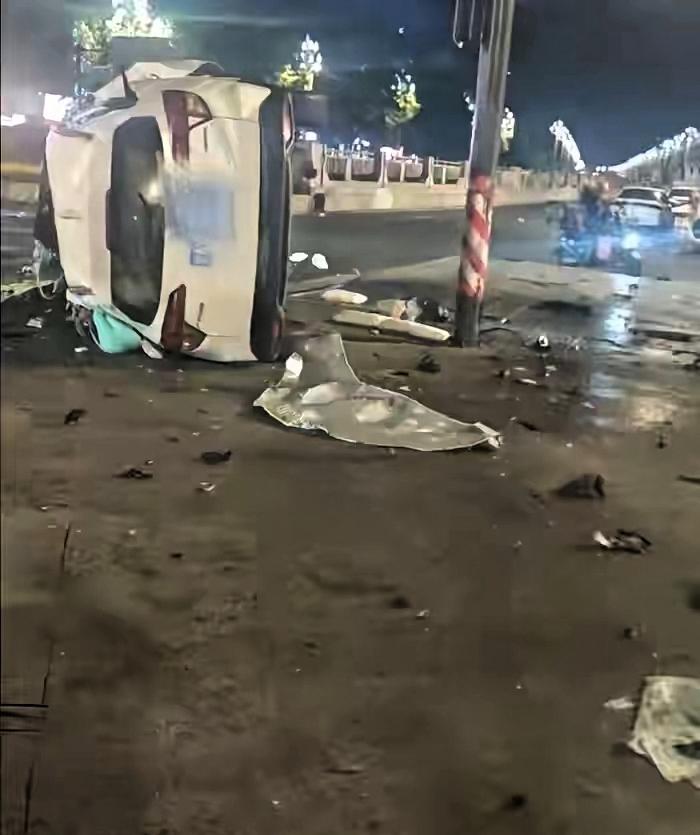 太悲催了，
又造成了人员伤亡！
6月29日晚，四川省成都市
​郫都区，一辆白色小