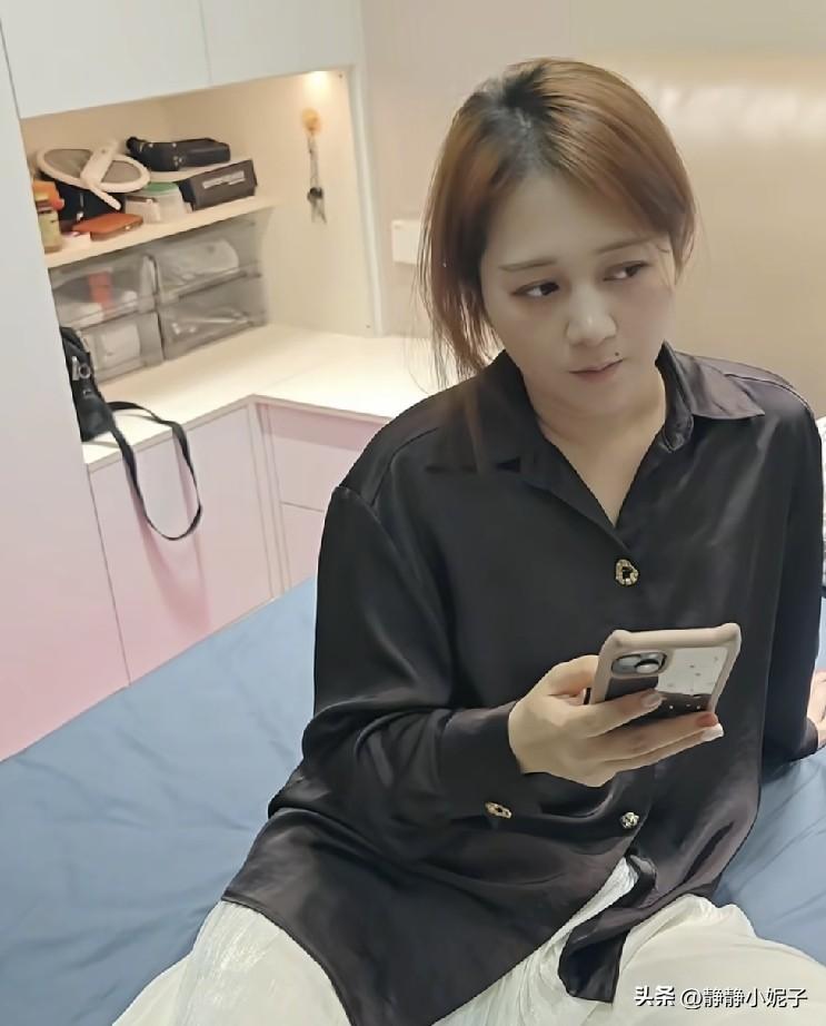 米娜妈妈为何总感觉情绪暴躁？喜欢皱眉和翻白眼，明明三个孩子，有儿有女，老公听话，