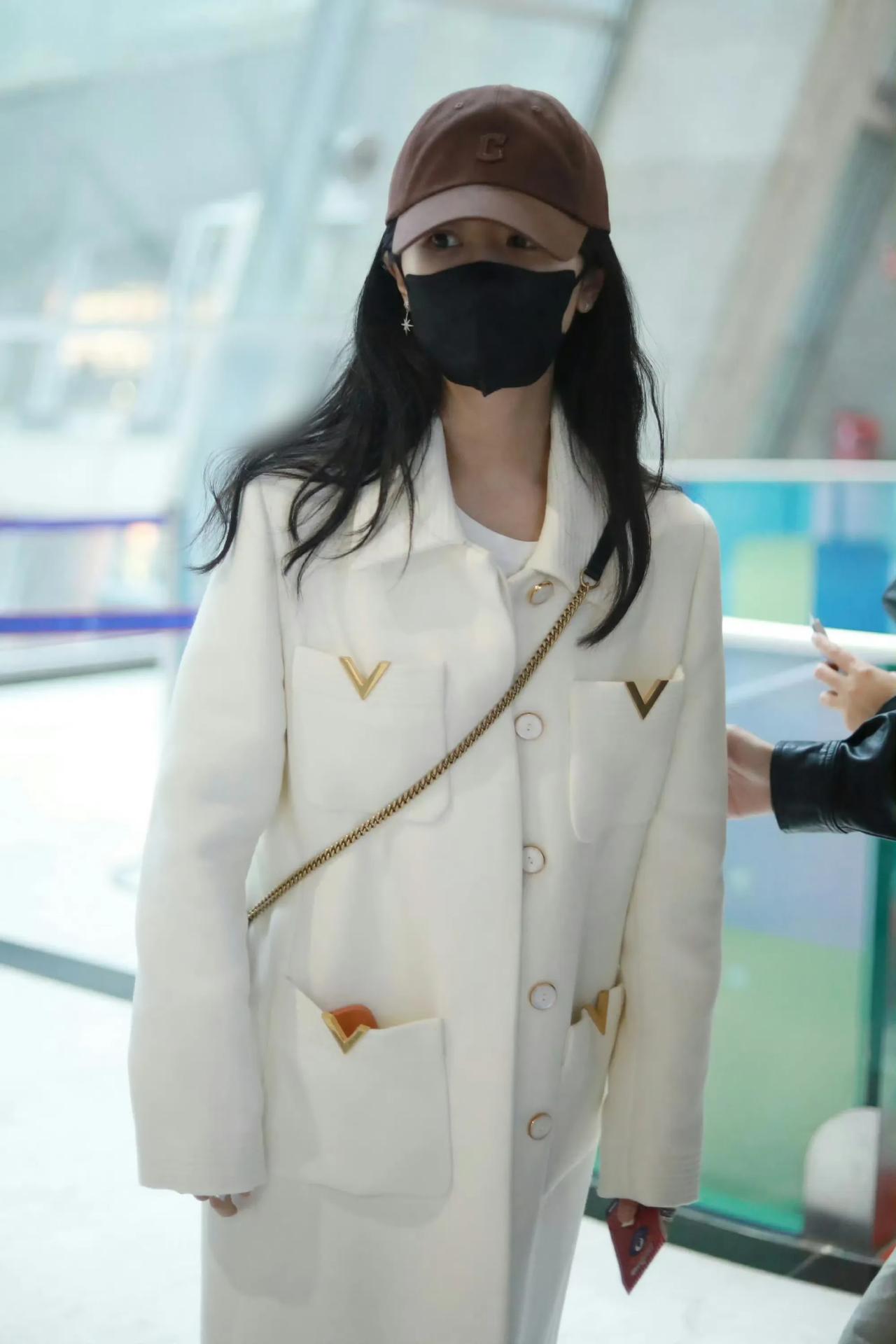 杨紫白色大衣造型美翻了[玫瑰][赞]！
杨紫这位气质千金白月光回国啦！那身白色大