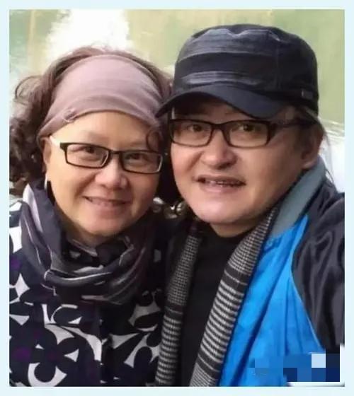 刘欢的妻子卢璐，
应该不会再婚了，
不是她老了，也不是刘欢刚走，而是因为这么爱她