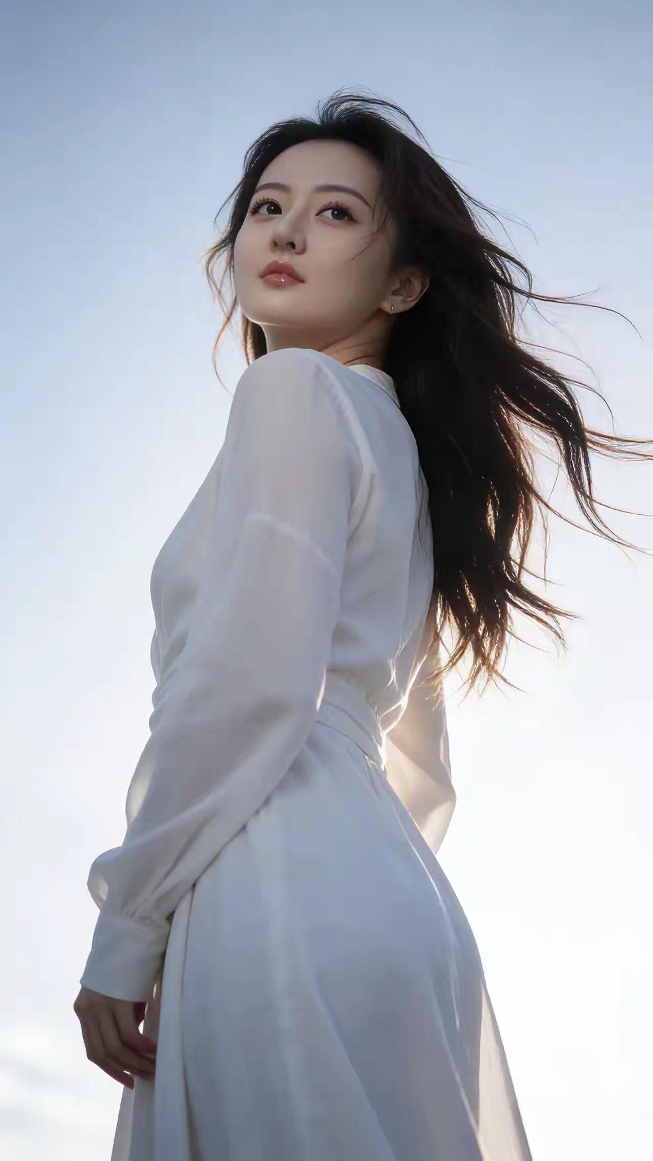 白裙飘飘，风中起舞，如梦如幻。