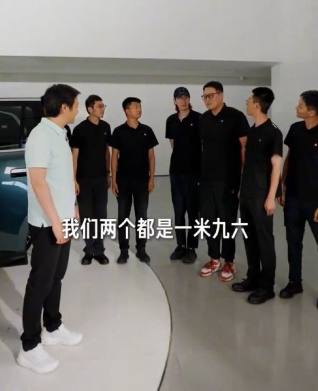 雷军展示澎程有多能装小米澎程后备箱能竖放两辆公路车 看完小米澎程的空间实测，真的