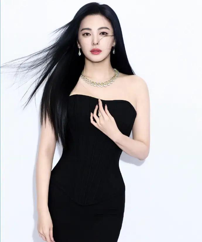 我想过张雨绮会因为她的碎嘴子塌房，
我也想过张雨绮会因为炫富塌房，
着实没有想过