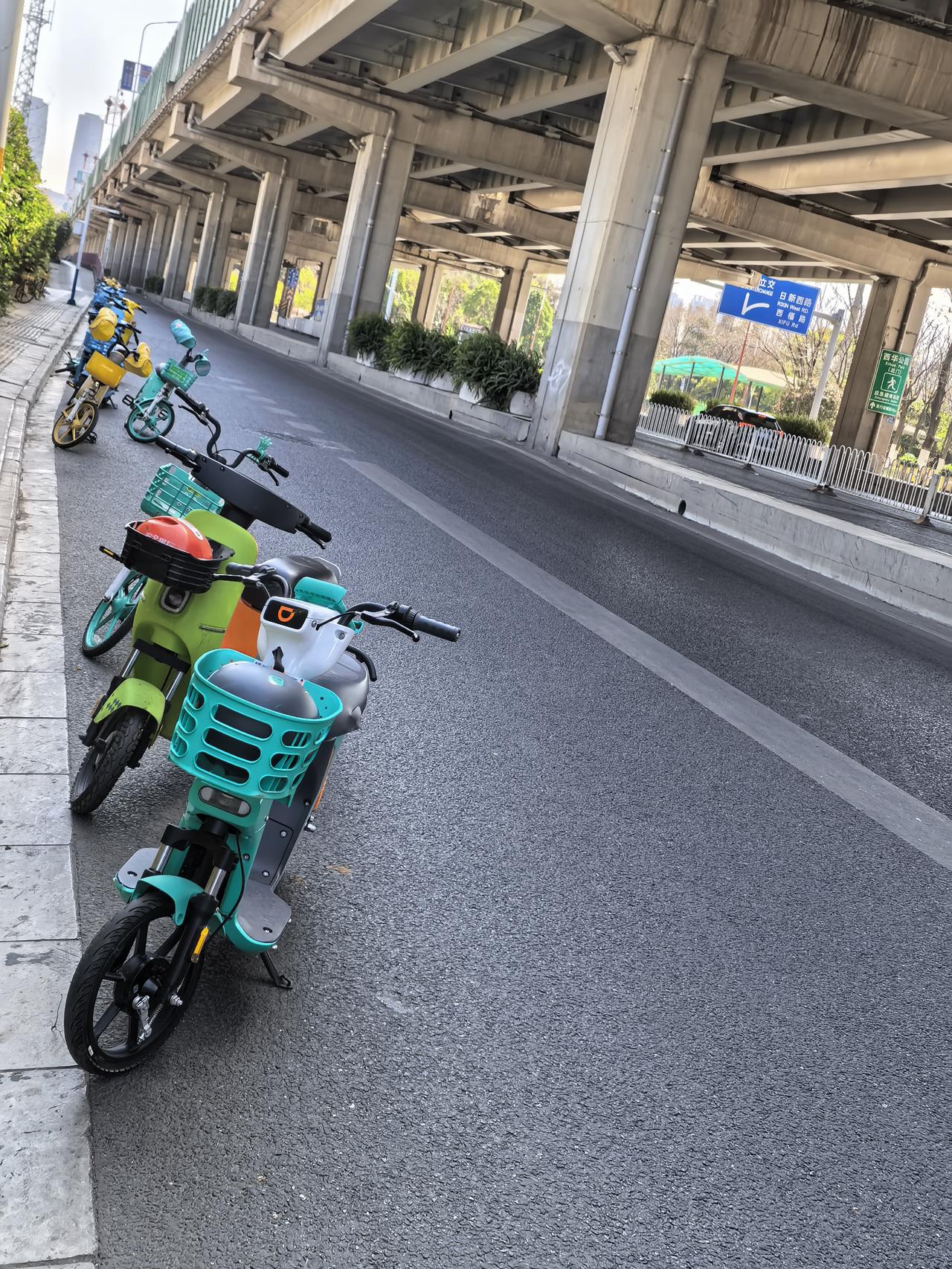 这些人把共享电单车都骑在二环路上，最后直接不要了，扔在一边，车上面都是灰，看来昆