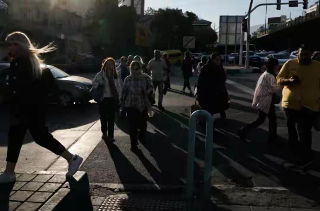 伊朗首都街头巨变！温和派作秀，强硬派镇压，年轻人成改革主力军