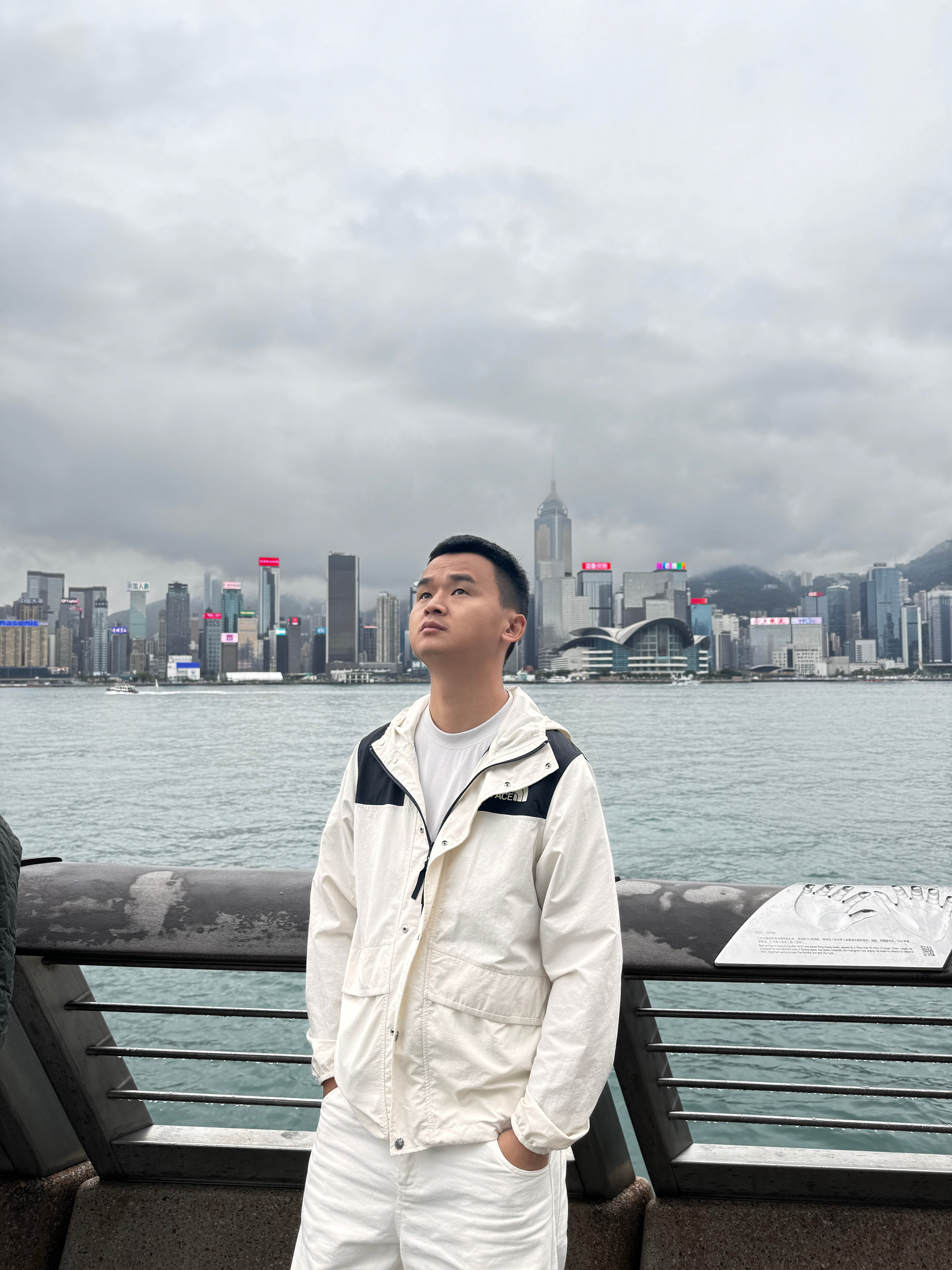 人在维港，心系天台。这种天气，就算是清明假期，应该也没什么人来吃烧鸡了。  ​​
