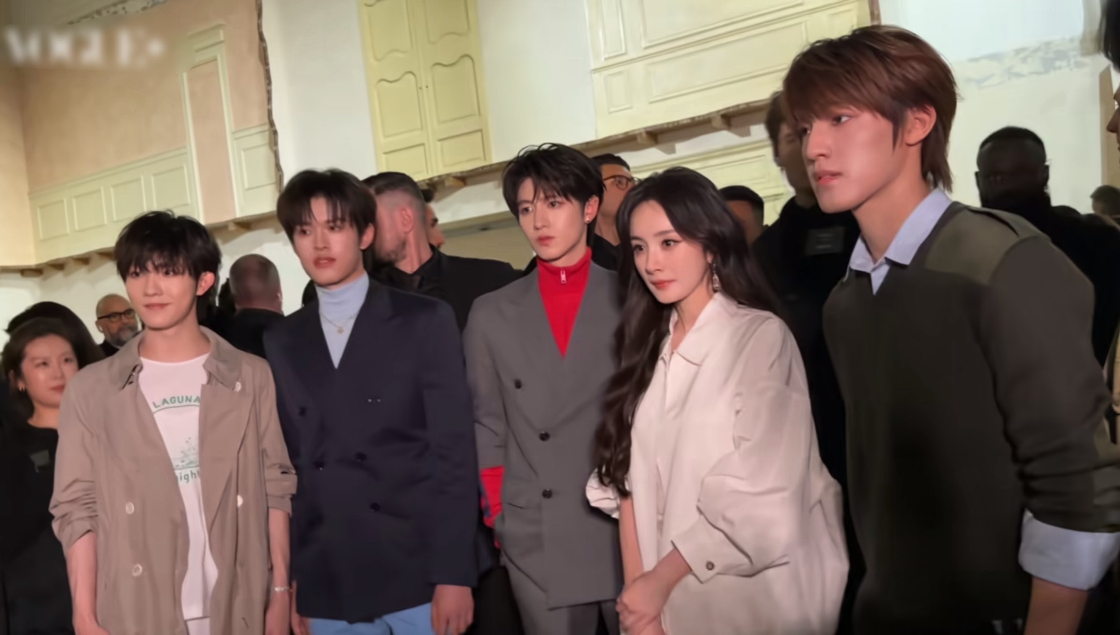 杨幂和登陆少年团合照，我幂今天状态挺好的，完美抗住官方直播镜头…杨幂怼脸镜头好美