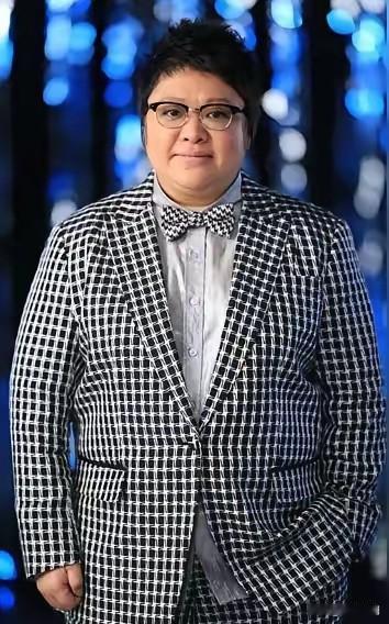 原来以为是个慈善家，今天才知道是个冒牌货！