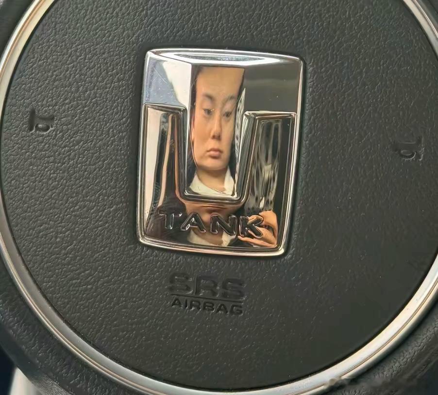 不敢直视坦克方向盘上的自己 