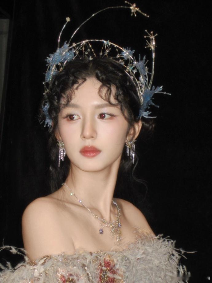 周也 油画神女 越看越爱周也这身！眉眼清润气质干净，轻纱羽毛仙气十足，每一帧都像