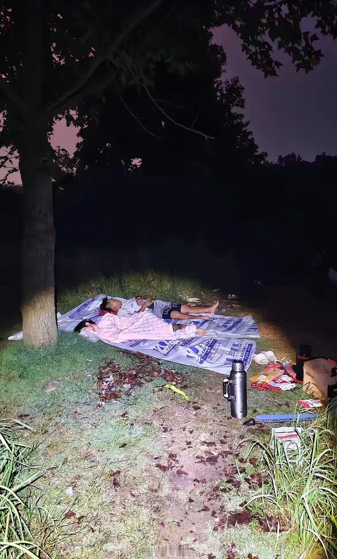 钓鱼人晚上钓鱼的一幕，不得不说，惊呆了啊。 ​​​