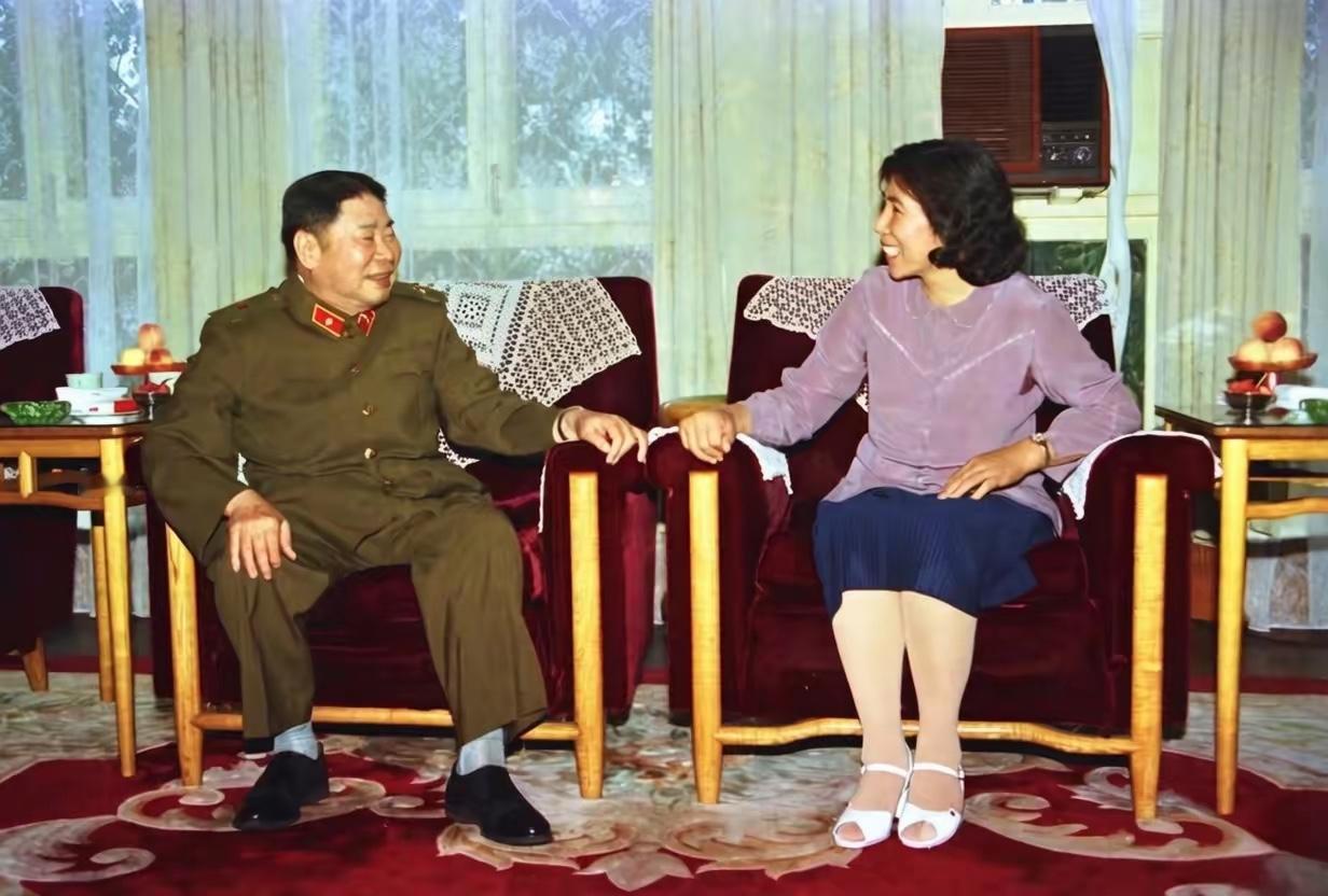 1986年7月，总参谋长杨得志与“神枪姑娘”刘延凤时隔二十余年再次相见，二人促膝