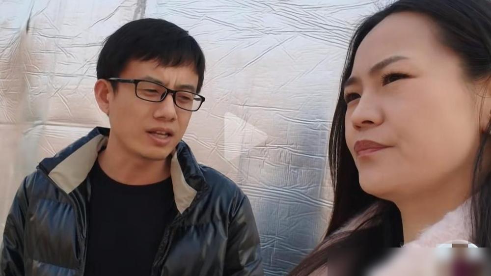 失踪三个月，她带回来的只有一屁股债。

厂门口的嘈杂人流掩不住这段关系的荒诞。小