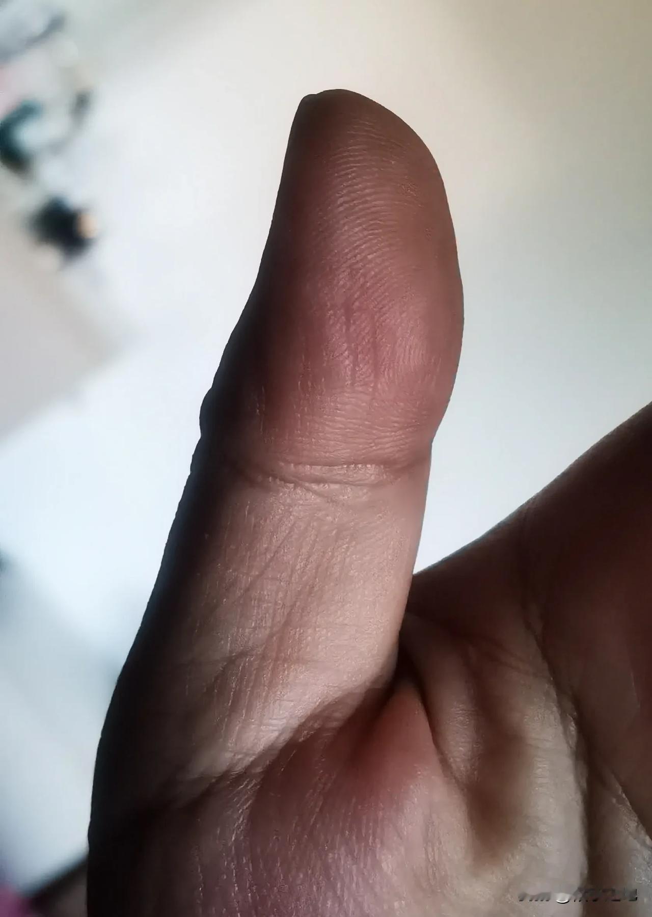 佛眼，是人体上有神灵跟随的特征。

所谓佛眼的呈现位置，就在大拇指的第一节纹路，