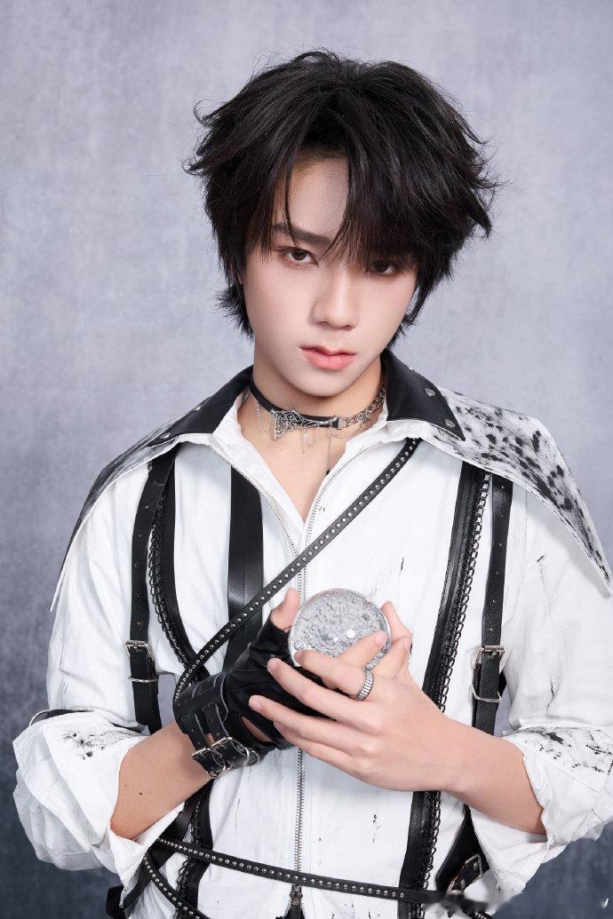 王橹杰说即将入场啦 王橹杰皮质银链拼接choker王橹杰说即将入场啦，王橹杰皮质