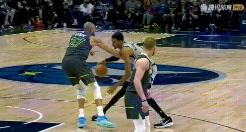 这大变向——文班竟能吊打戈贝尔！
图1-2：变向+后仰，完全是杜兰特PLUS版本