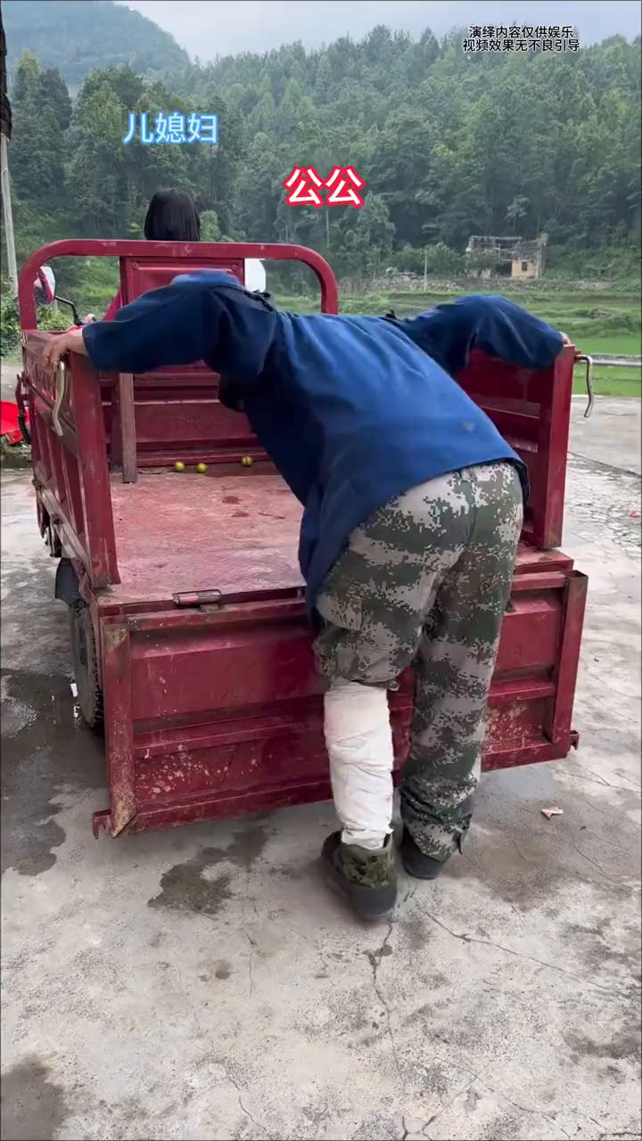 朋友们，你们说像这样的不孝子该不该打？觉得该打的旁边这里留下个小小的鼓励，我相信