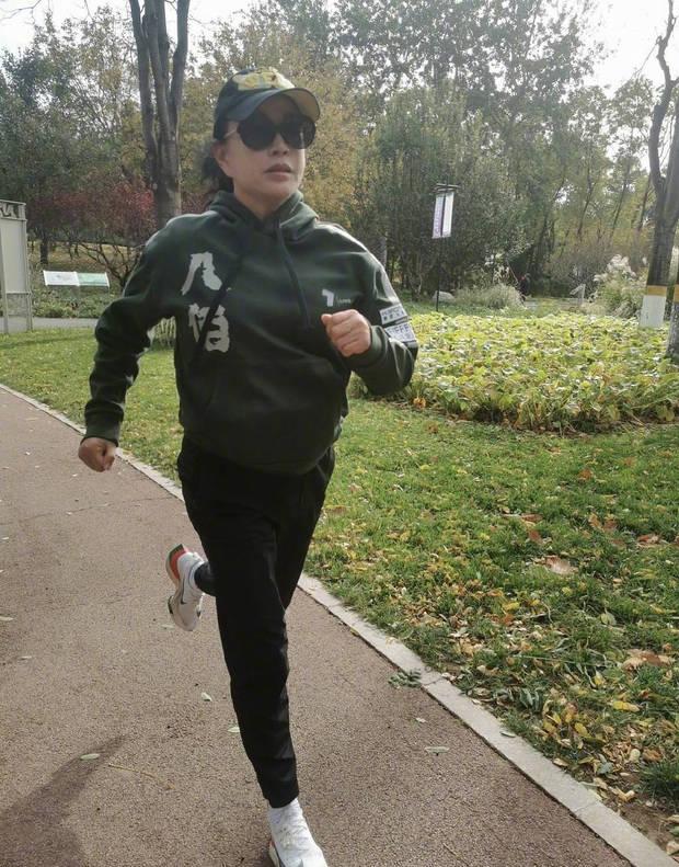 71岁刘晓庆晒跑步锻炼随拍 步伐稳健轻松状态佳
搜狐娱乐讯 11月6日，刘晓庆在