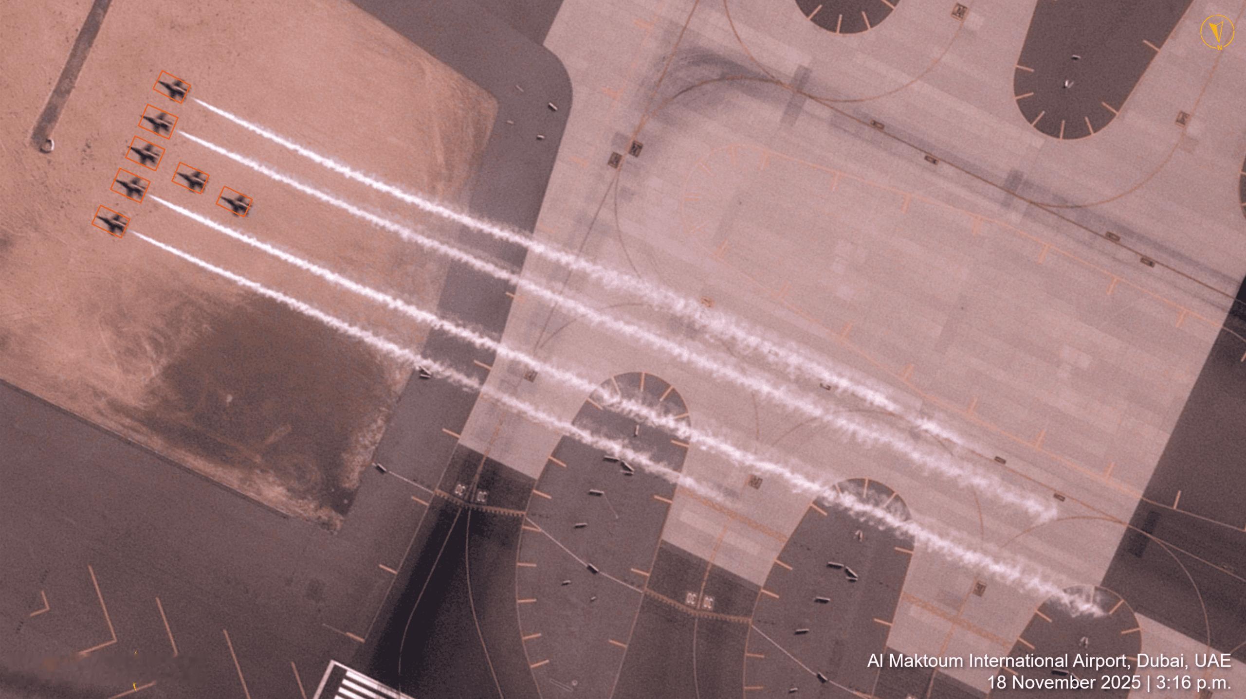 卫星视角下的阿联酋空军特技飞行表演队 