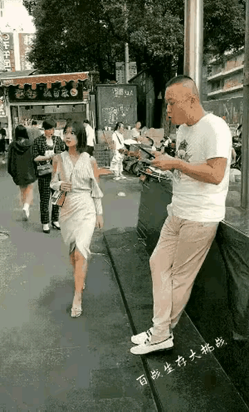 是你的吗？
嗨！天地良心，我的姥姥的姥姥，你是谁啊？有你这样的吗？吃人家手里拿着