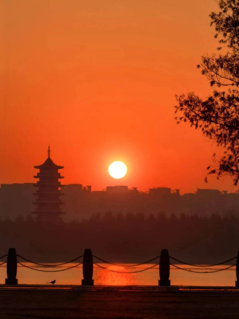 下联；晨风迈步沐朝阳。

（图片来自网络）
