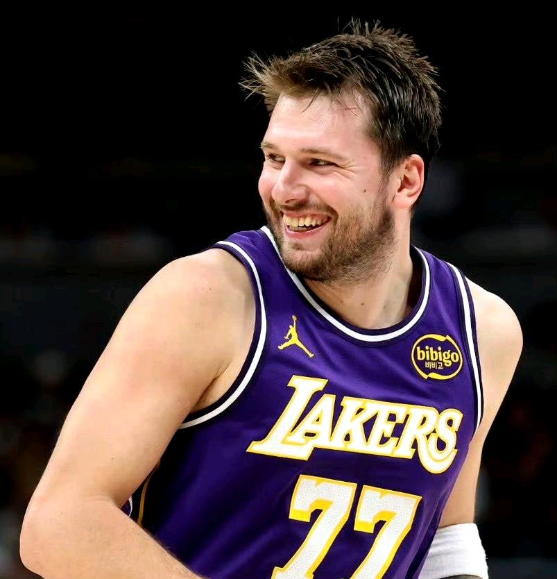 科比曾对哈登说过一句至理名言：你不可能仅仅依靠统治三分线外来赢得总冠军。
这句话